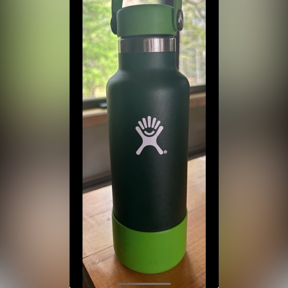 18 oz Hydroflask dark green water bottle